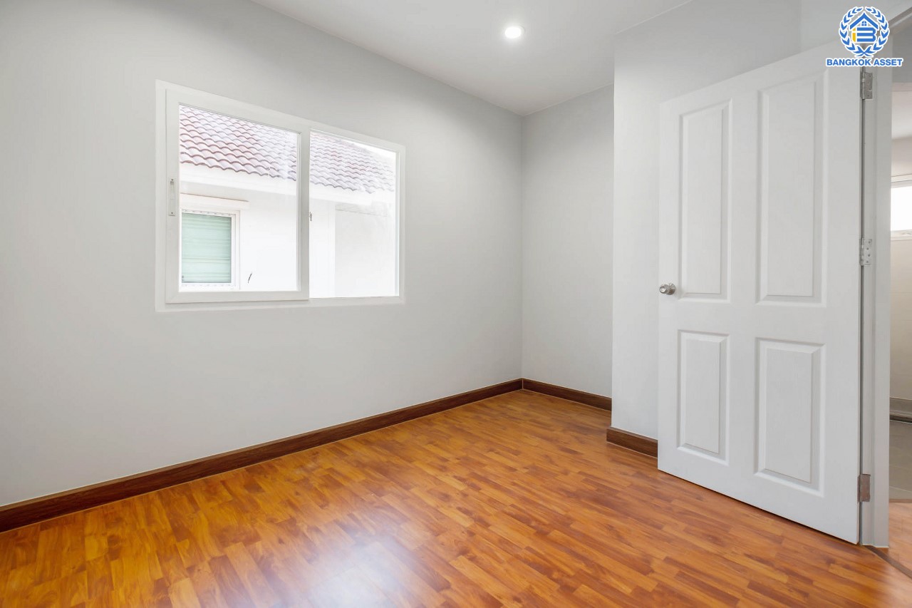 บ้านมือสองตกแต่งใหม่ แบรนด์ Property Perfect ม.เดอะวิลล่า ราชพฤกษ์-ท่าอิฐ บ้านแฝดฟังก์ชันระดับบ้านเดี่ยว เนื้อที่ 38.4 ตร.ว. โซนติดสวนสาธารณะ สัมผัสบรรยากาศผ่อนคลาย ฟังก์ชัน 3 ห้องนอน 2 ห้องน้ำ 1 ห้องอเนกประสงค์ขนาดใหญ่ชั้นล่าง จอดรถได้ 2 คัน บนทำเลเชื่อมต่อทั้งถ.รัตนาธิเบศร์ และถ.ราชพฤกษ์ และเพียง 10 นาทีถึงรถไฟฟ้า "สถานีบางรักน้อยท่าอิฐ"